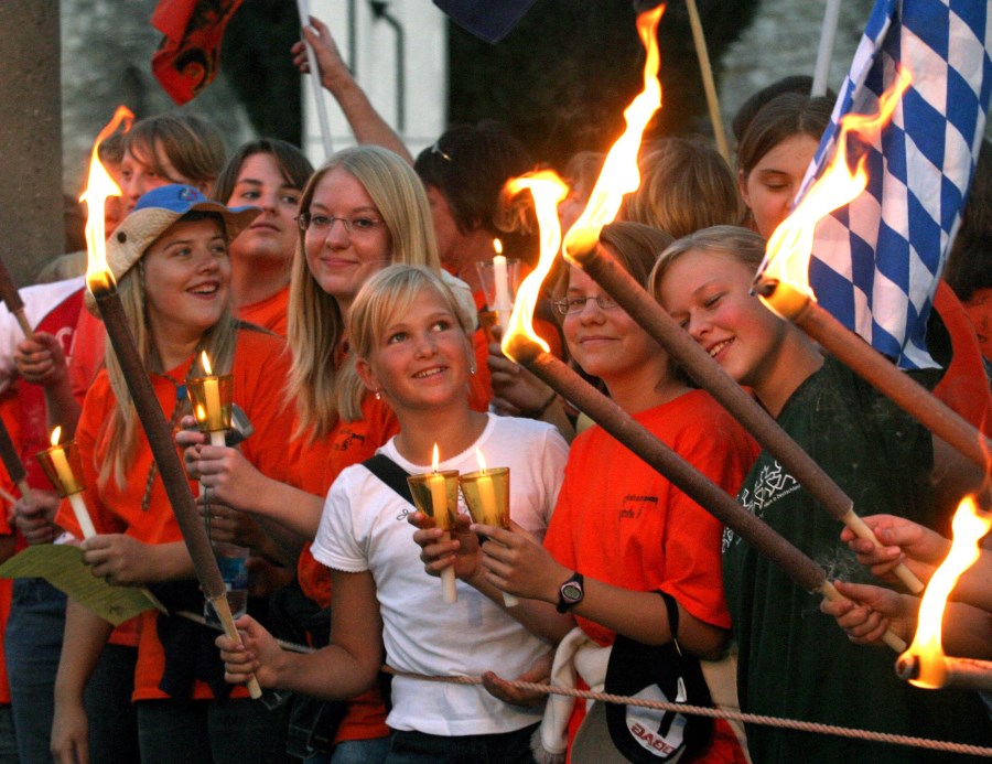 jugendliche feiernde Katholiken
