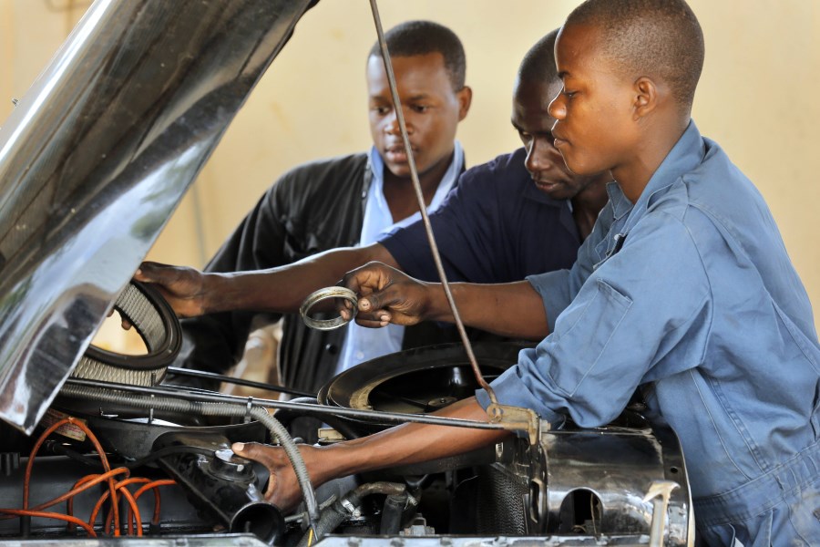 Afrikanischen Jungen Automotor