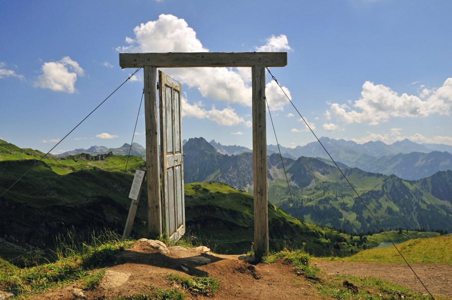 Teil des Kunstprojektes "Öffne die Tür für eine andere Welt": Porta Alpinae am Zeigersattel beim Nebelhorn;