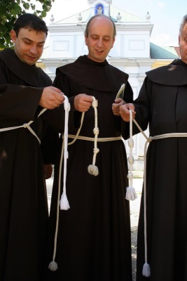 Müpnchen des Franziskanerklosters St. Anna im Lehel in München zeigen die Konten im Zingulum, die für die drei Gelübde stehen.