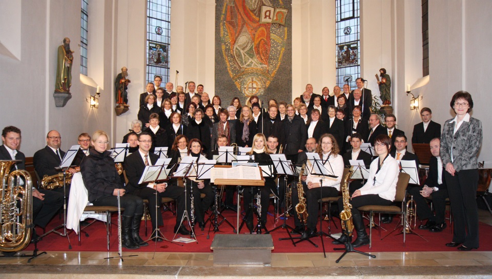 Kirchenchor mit Orchester im Altarraum