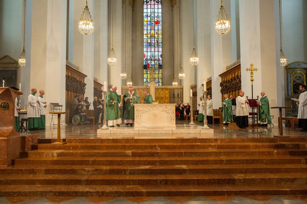 Gottesdienstbeginn im Dom