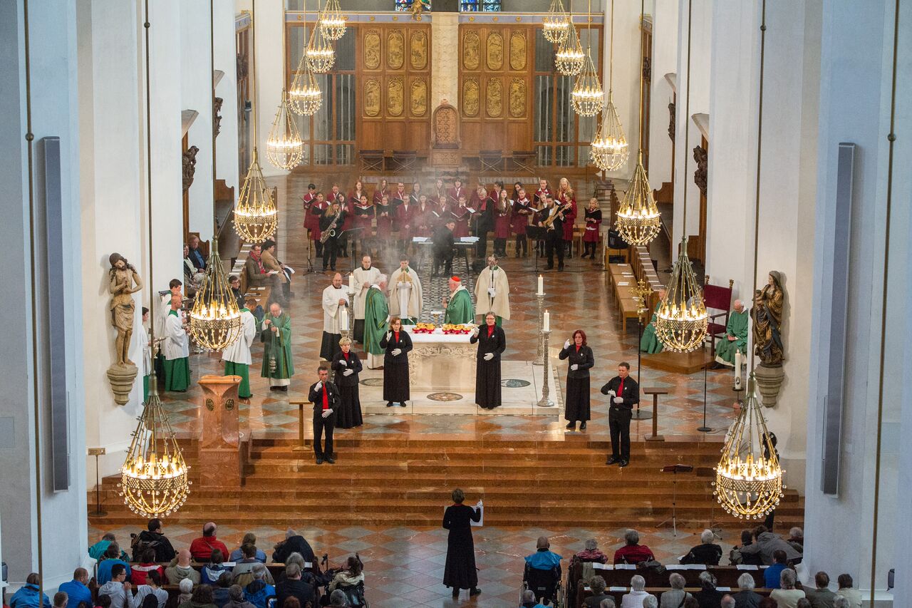 "Singende Hände in Formation"
