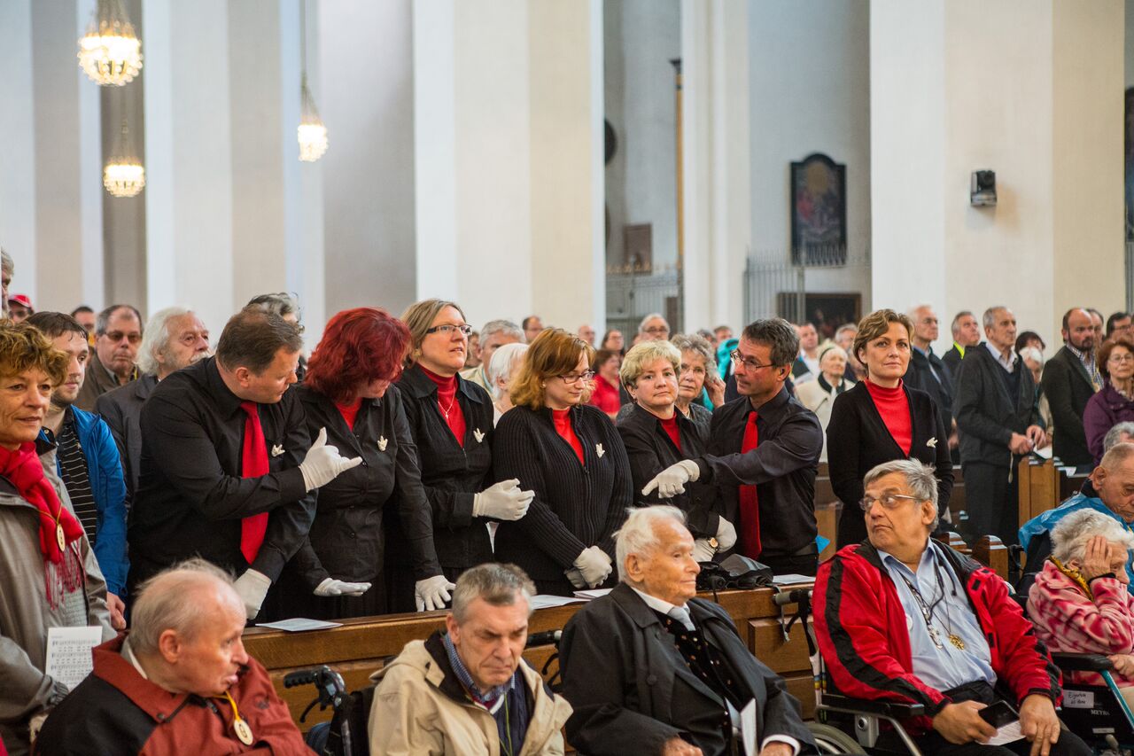 Gottesdienstbesucher und Mitwirkende