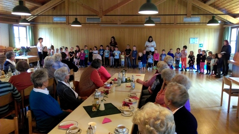 Besuch und Singen im Seniorennachmittag am 14.07.2016