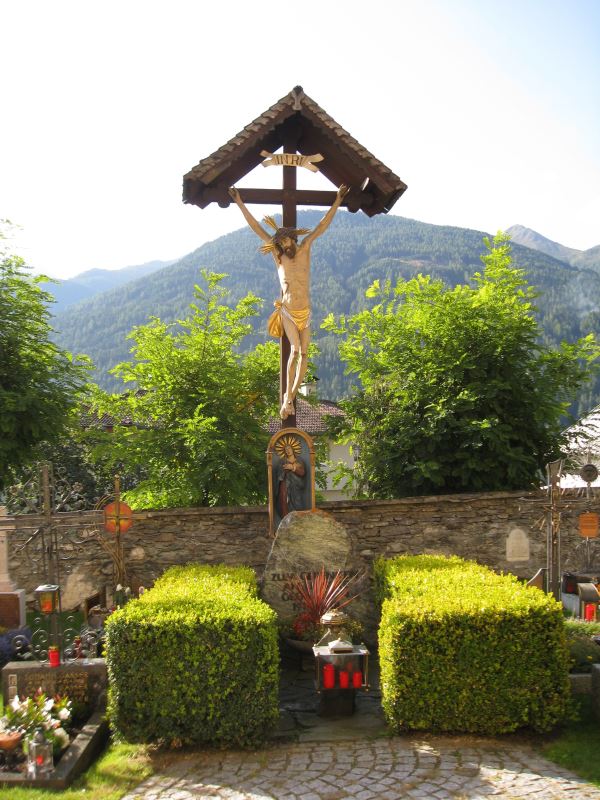 Kreuz am Friedhof Virgen