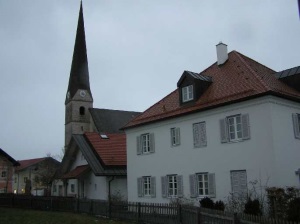 Kirche mit Pfarrh