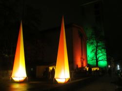 Ansicht Andreasmarkt am Abend mit Leuchtpyramiden