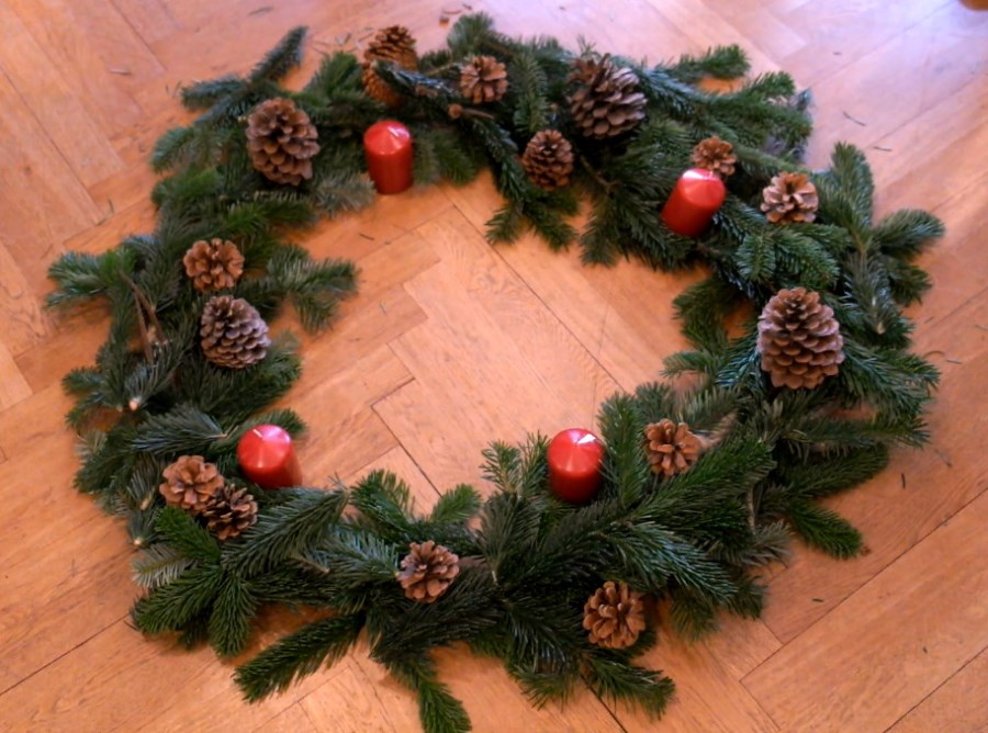 Adventskranz auf dem Boden gelegt auf einem Seil