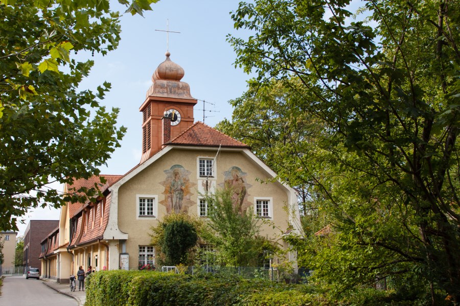 St. Barbara Neuhausen Außenansicht mit grünen Bäumen