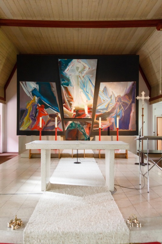 St. Barbara Neuhausen Innenraum mit Blick auf Altar und großes buntes Leinwandgemälde