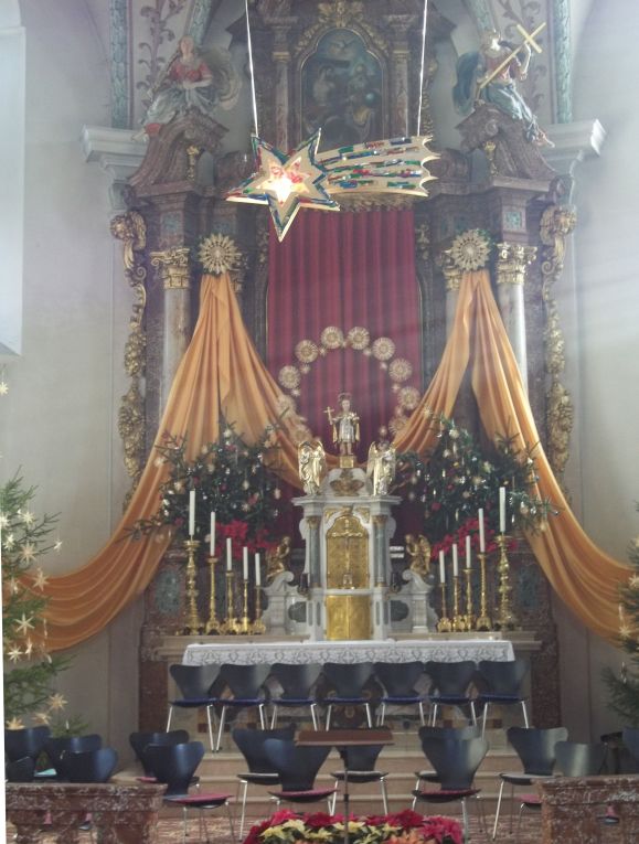 Festlich geschmückte Kirche