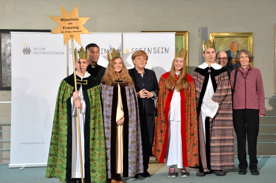 Sternsinger aus Dachau, St. Peter, mit Bundeskanzlerin