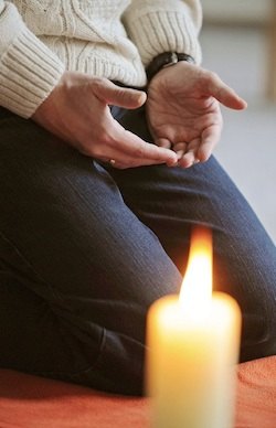 Meditation-mit-Kerze-250