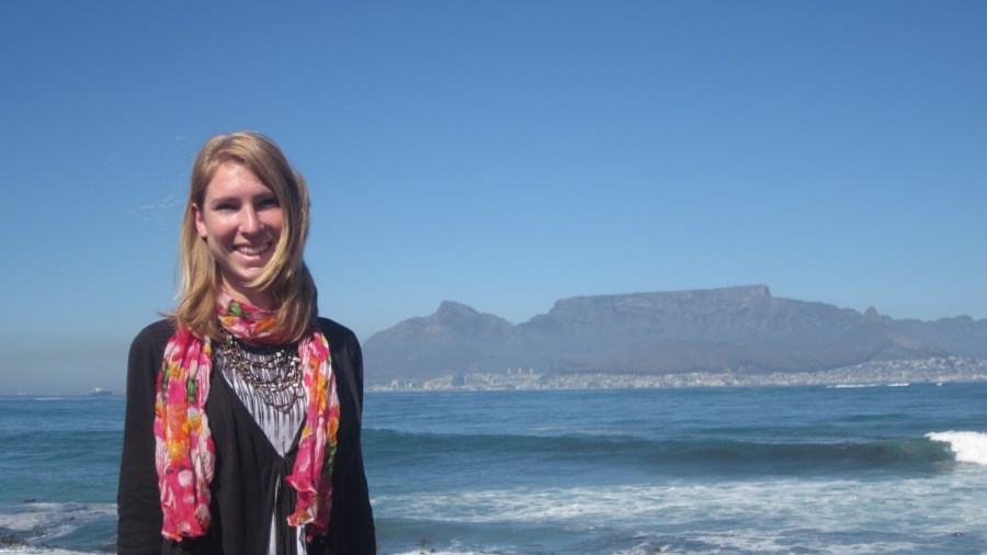 Sonja in Südafrika vor Tafelbergkulisse