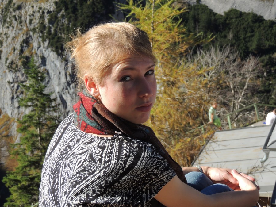 Sonja Kettering bei einer Wanderung ins Höllental sitzend auf dem Boden