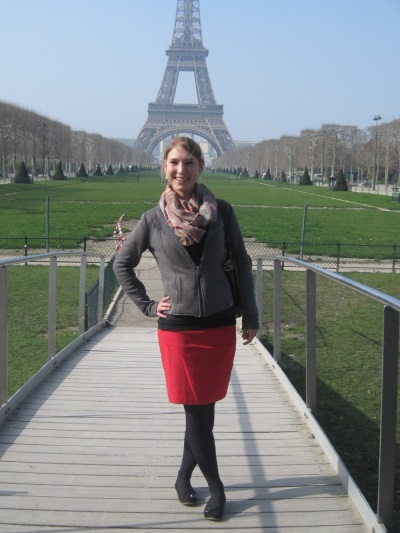 Ingrid Kettering vor dem Eiffelturm