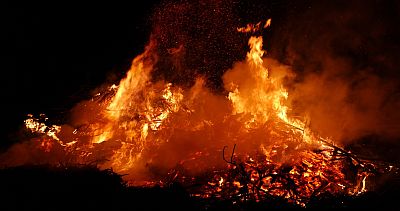 flackerndes Feuer in der Nacht