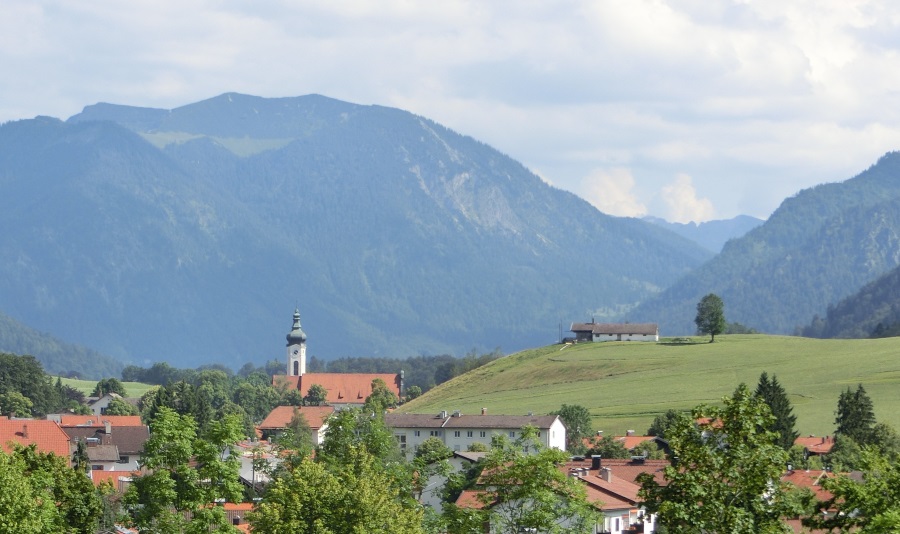 St. Anton mit Bergpanorama