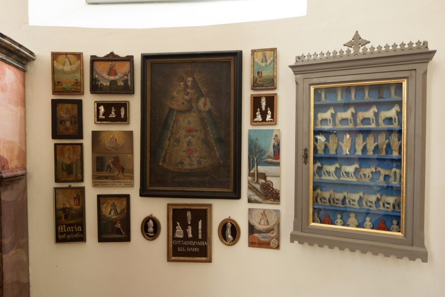 Maria Ponlach Tittmoning Votivbilder hinter Altar