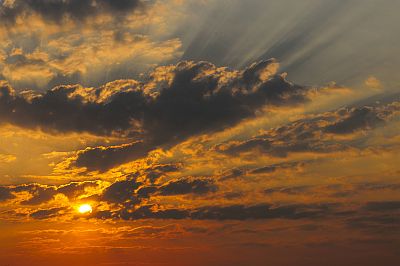Sonnenaufgang hinter Wolken