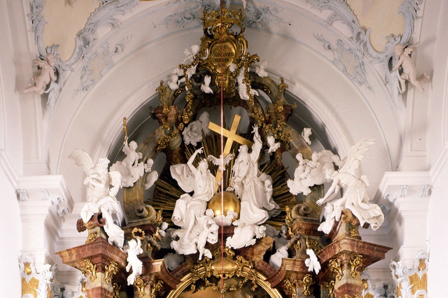 Rott am Inn, St. Marinus und Arianus, hl. Dreifaltigkeit am Auszug des Hochaltars von Ignaz Günther, 1760
