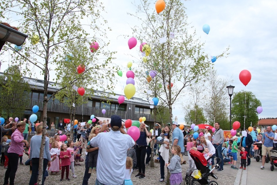 fliegende Ballone auf dem Platz vor der Kita