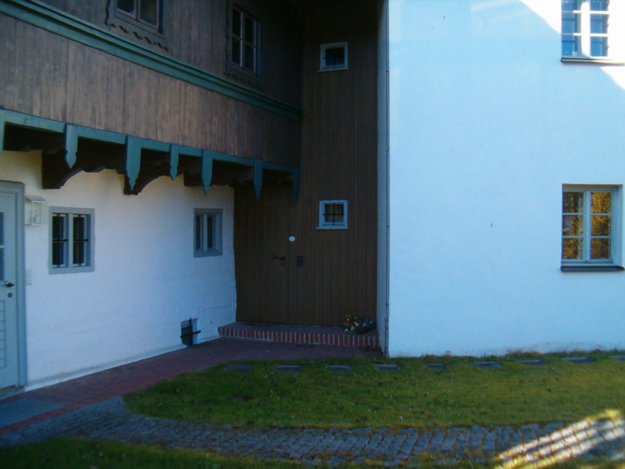 Eingang zum Pfarrbüro in Gündlkofen