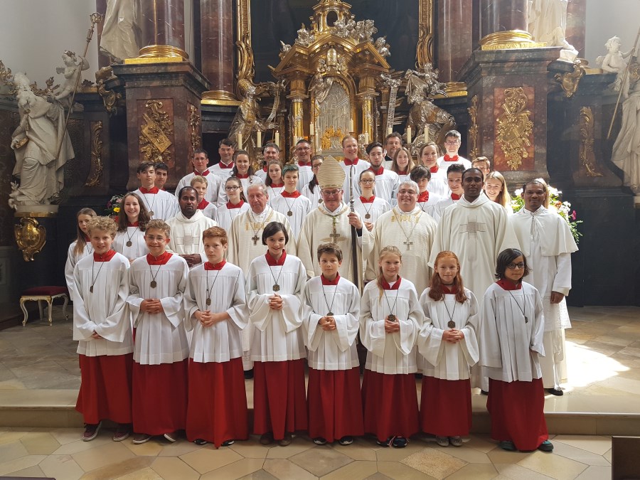 Gruppenfoto anlässlich des Festgottesdienstes 125 Jahre Pfarrei mit Weihbischof Haslberger, Generalabt Hantgrätinger