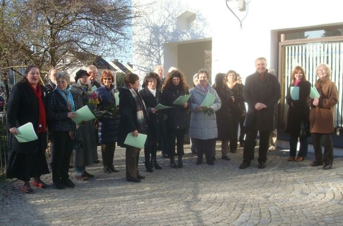 Bild der Chorgemeinschaft bei der Palmprozession draußen bei der Landratsamtsbrücke