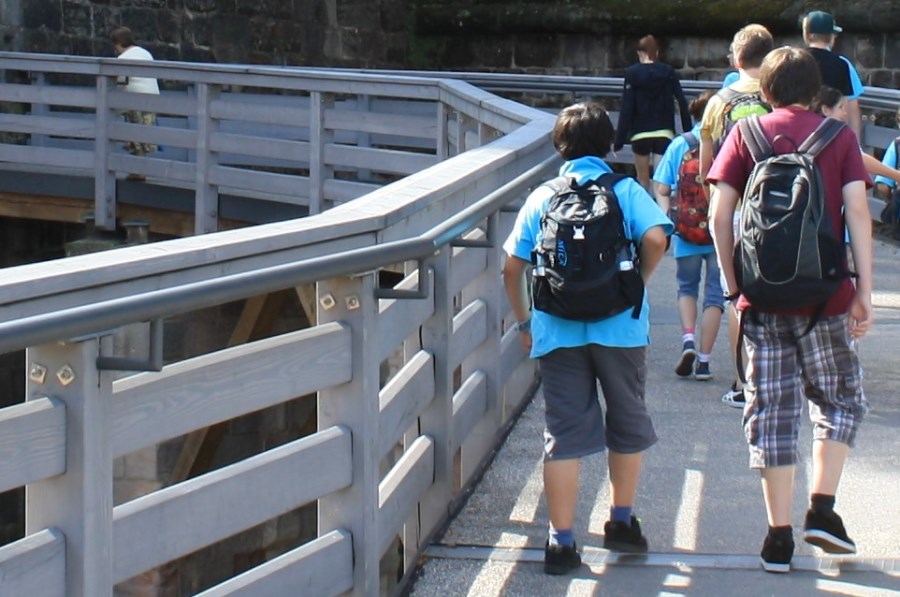 Ministranten gehen über eine Brücke beim Ministrantenausflug