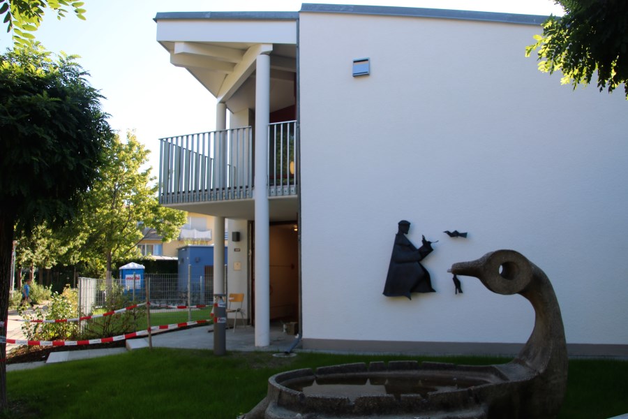 Kindergarten vorne mit Fanziskus