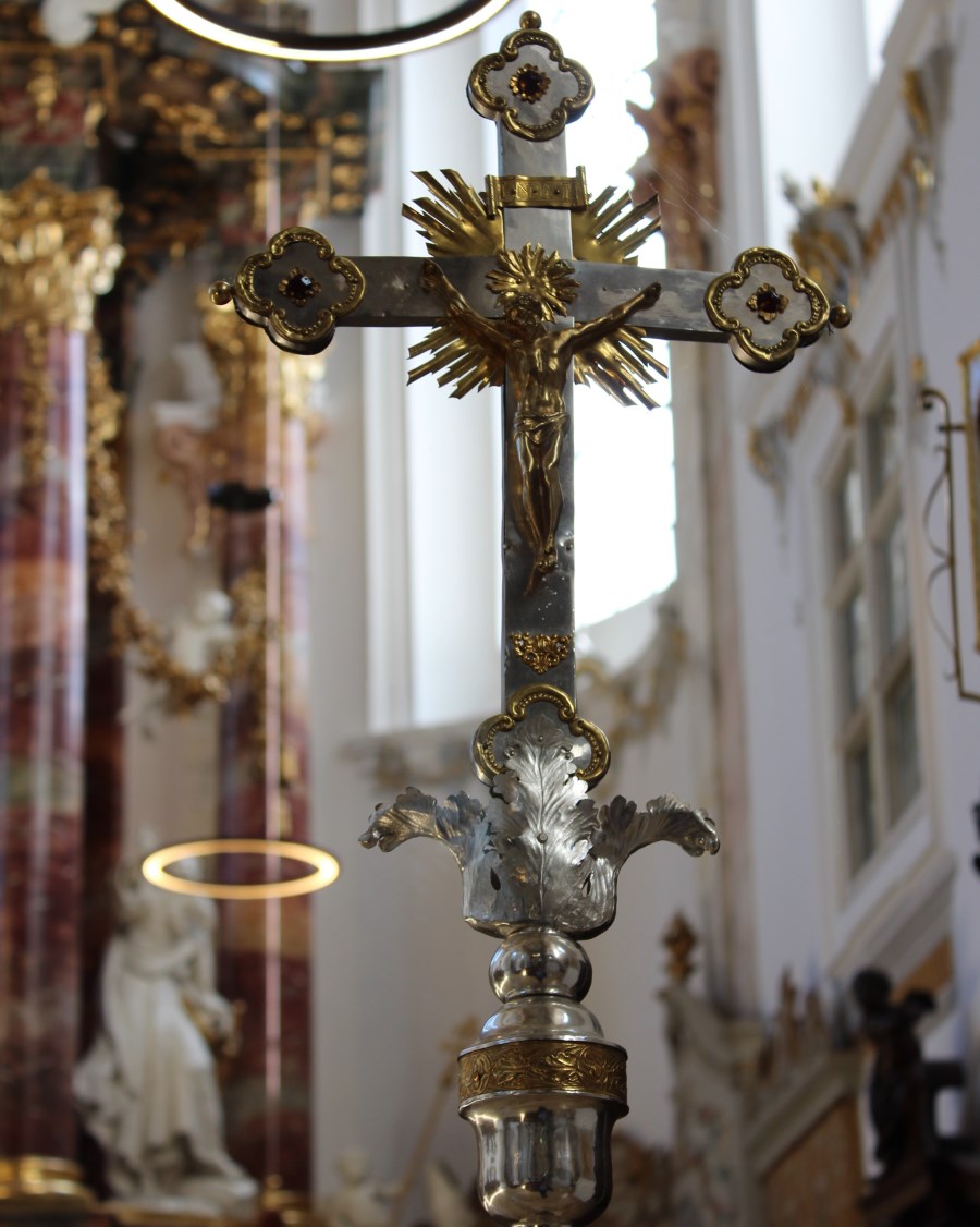 Silbernes Vortragekreuz mit goldenem Corpus im Detail