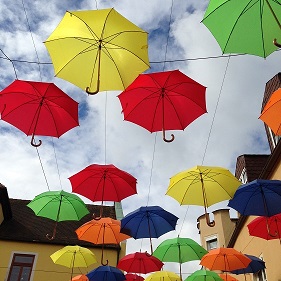 Schirme am Himmel