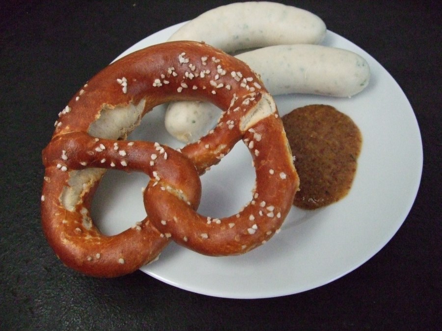 Teller mit Weißwurst und Breze