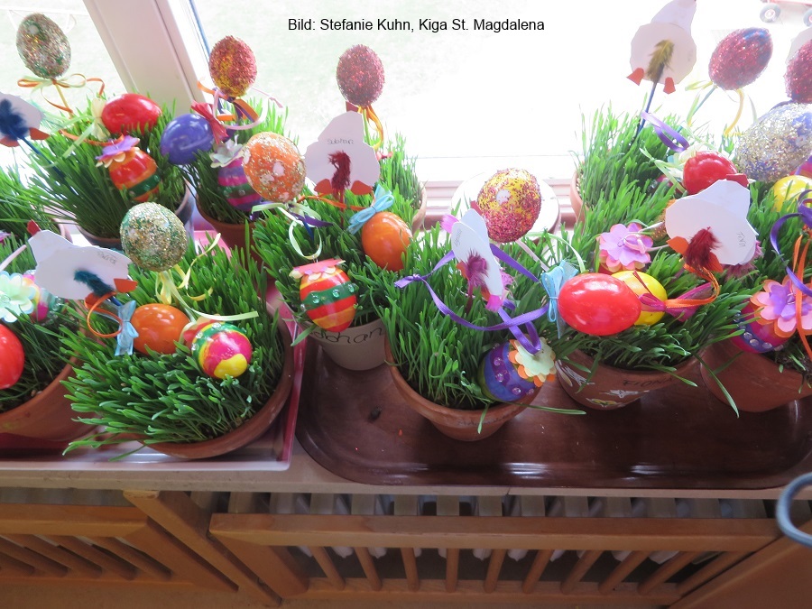 selbstgesätes Ostergras mit Eiern