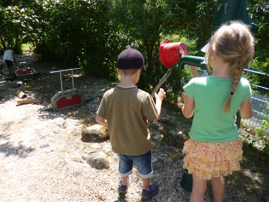 kinder am Wasserlauf