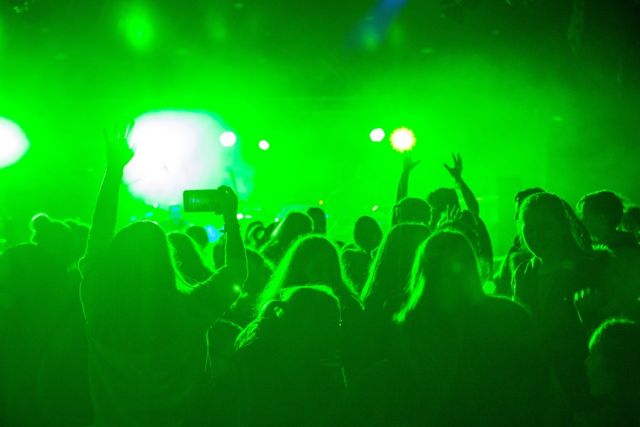 grüne Scheinwerfer und Publikum bei Konzert an Jugendkorbi 2017