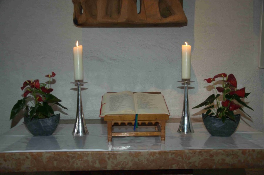 Josefsaltar der Pfarrei Schwarzau mit Evangeliar