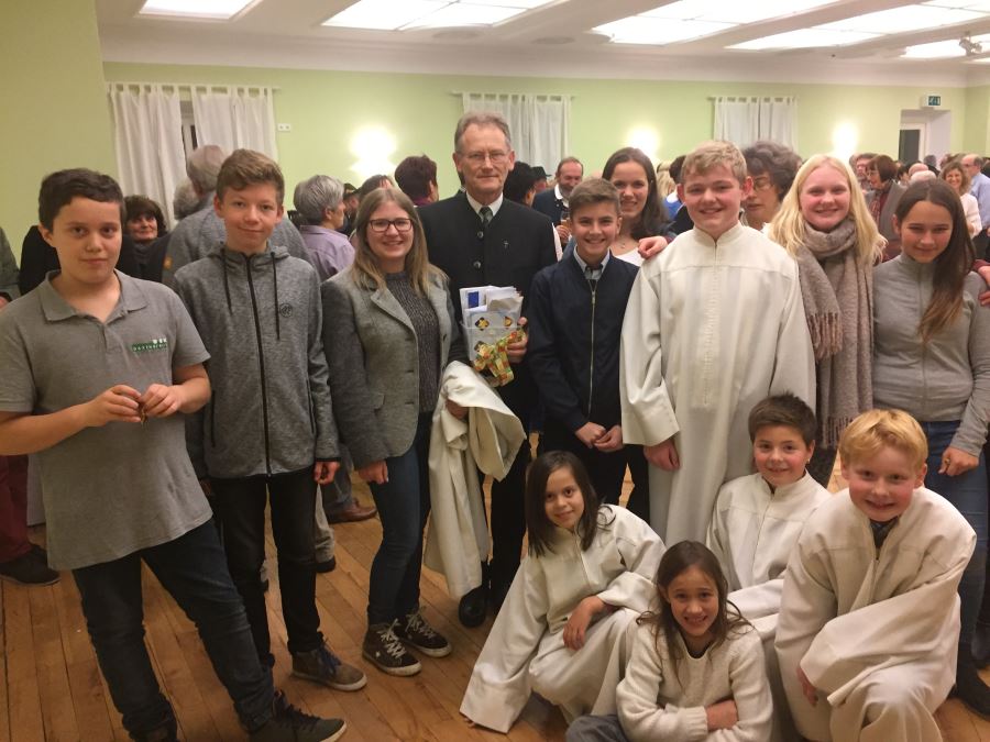Im Kreise seiner Ministranten
