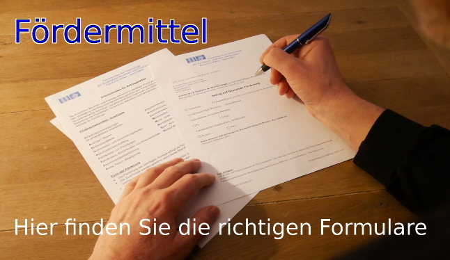 Formulare und Hand mit Kugelschreiber, Schrift Hier die aktuellen Formulare