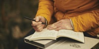 Ausschnitt Mann schreibt Tagebuch