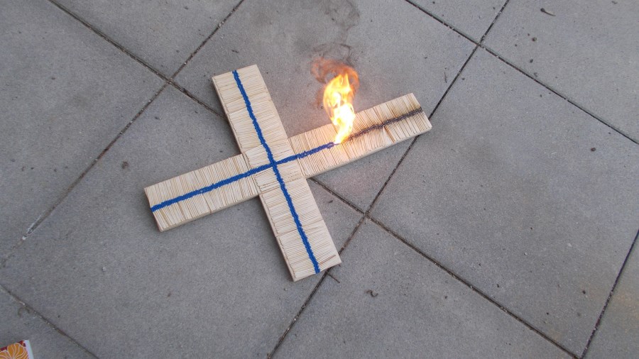 Brennendes Kreuz aus Streichhölzern