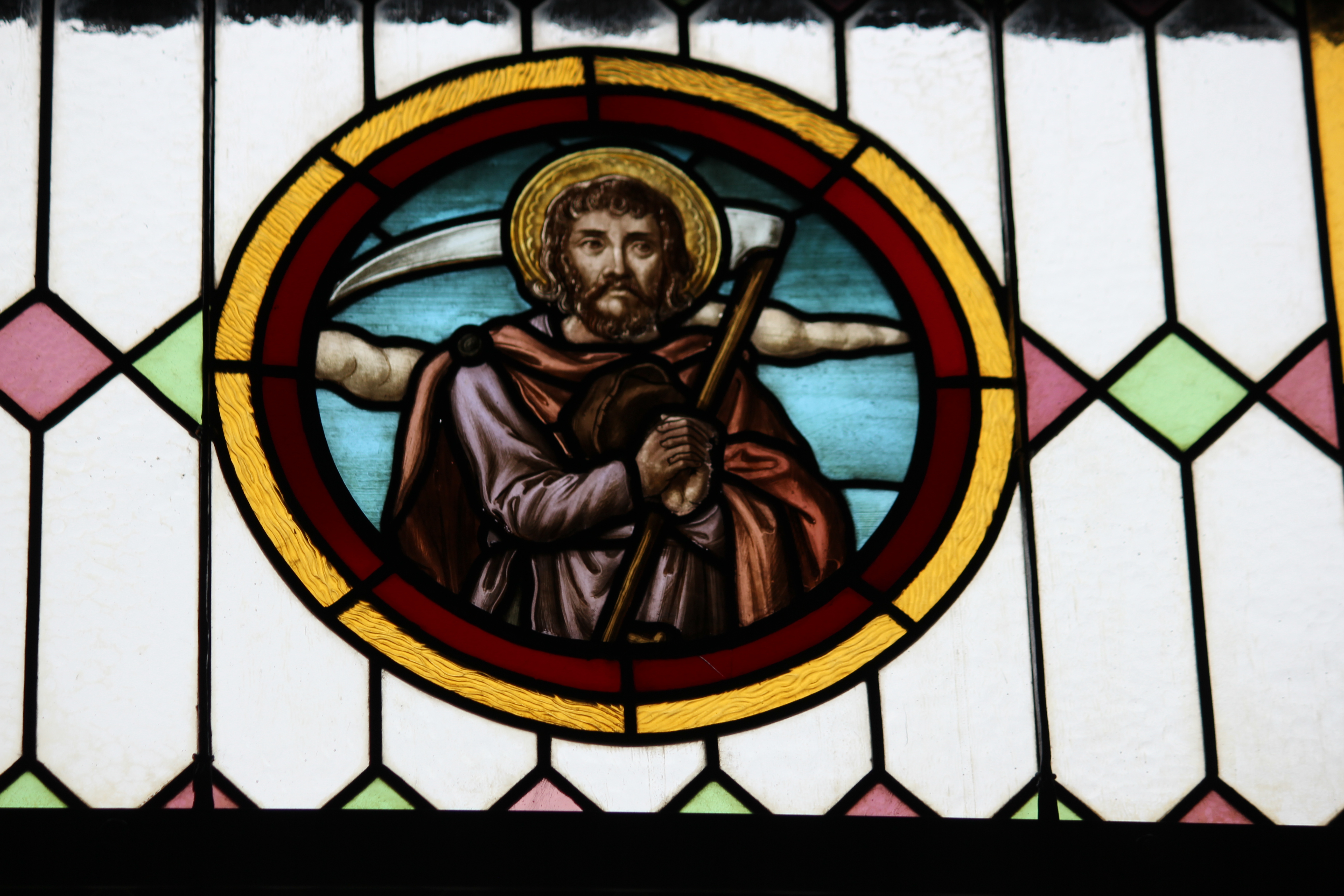 Foto eines Glasfensters in der Pfarrkirche Haindlfing-St. Laurentius