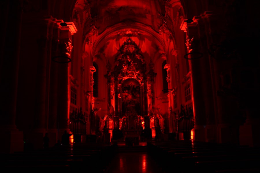 Pfarrkirche mit roter Innenbeleuchtung