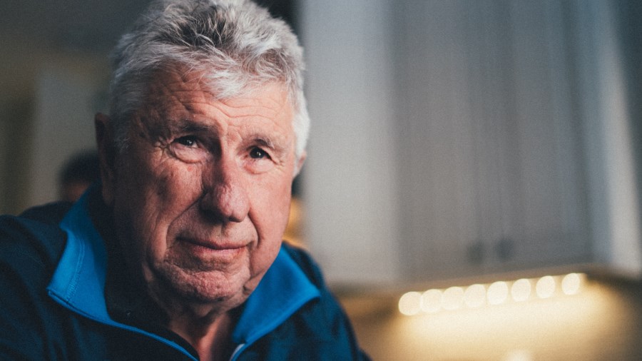 Portrait freundlicher älterer Mann