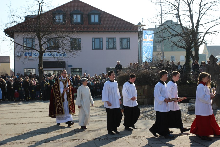 Kaplan und Ministranten kommen