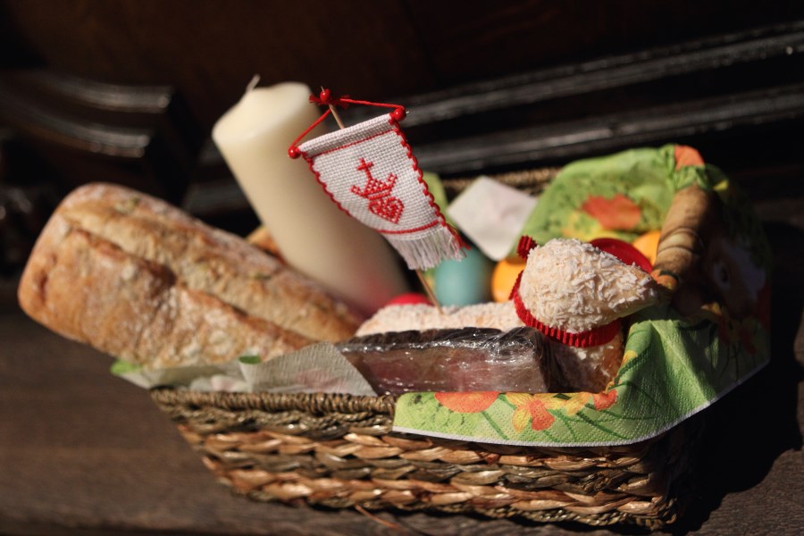 geweihte Ostergaben im Speisenkorb