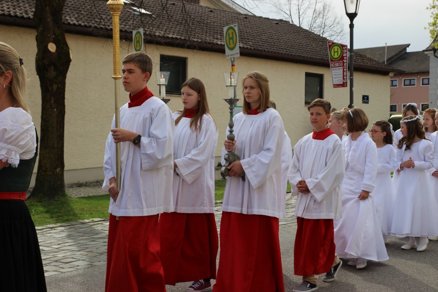 Kreuzträger+Ministranten