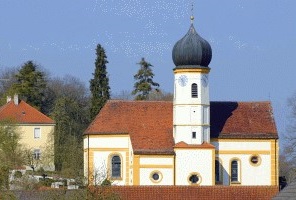 Foto der Pfarrkirche Haindlfing-St. Laurentius im Sommer